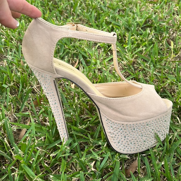 Eye Candy Platform Heels - Picture 4 of 7